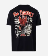 Remera negra de algodón con cuello redondo, manga corta y gran estampa en la espalda con diseño de Foo Fighters en tonos rojos y blancos.