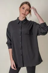 Camisa negra de crepe granulado con spandex, manga larga y corte holgado.
