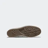 Championes Converse Chuck 70 de corte bajo, confeccionados en lona de color gris con estampado de estrellas. Presentan cordones negros, puntera de goma reforzada y entresuela barnizada en tono blanquecino con líneas negras decorativas.