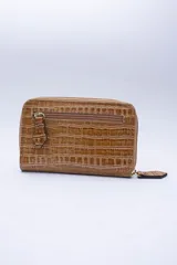 Billetera chica de cuero negro con textura tipo cocodrilo, cierre exterior, bolsillo para monedas con cierre en la parte trasera, múltiples ranuras para tarjetas y billetes, y forro rojo.