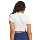 Remera corta ajustada al cuerpo, color blanco, de manga corta y cuello redondo, confeccionada en tejido acanalado. Presenta el logo del trébol de Adidas Originals bordado en negro en el pecho.