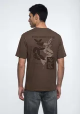Remera de manga corta color amarillo claro con pequeño estampado gráfico en el pecho.