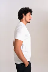 Remera de manga corta y cuello redondo, color blanco, con logo de la marca Original Penguin estampado en pequeño en el pecho.