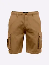 Bermuda cargo color marrón claro, con bolsillos laterales con solapa en las piernas y bolsillos delanteros clásicos. Cierre frontal con botón y cierre relámpago.