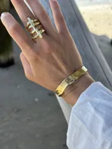 Anillo plateado con forma de esqueleto de costillas.