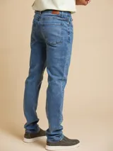 Pantalón de jean de corte recto, color celeste, con bolsillos delanteros y traseros.