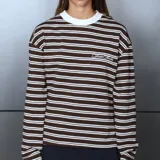 Buzo de manga larga con diseño a rayas horizontales en color marrón y blanco, cuello redondo blanco y pequeño texto bordado en el pecho.