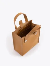 Cartera tipo tote pequeña de cuero color tostado, con doble asa superior y herrajes metálicos plateados en forma de llama en la base de las manijas. Presenta el logo de la marca estampado en la parte inferior frontal.