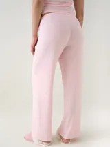 Pantalón de dormir Davos de punto pointelle suave en color rosado, con pierna recta y cintura elastizada con cordón de ajuste.