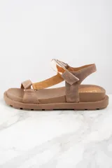 Sandalias marrones de cuero con tira delantera y tobillera ajustable. La tira tobillera es de cuero con estampado animal print.