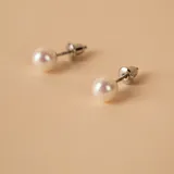 Par de caravanas de plata 925 con perlas de río blancas.