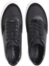 Zapatillas urbanas Calvin Klein de cuero sintético negro con estampado de monograma texturizado, detalles en gamuza y suela de plataforma blanca.