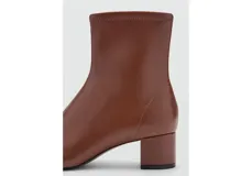 Botines de caña corta color marrón, con taco cuadrado y punta redonda, confeccionados en poliuretano.