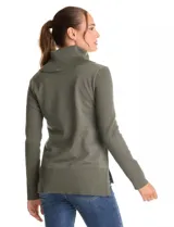 Buzo de punto color bordó con cuello volcado amplio y mangas largas. Presenta una costura central vertical en el frente y diseño con tajos laterales en el ruedo, siendo ligeramente más largo en la parte posterior.