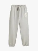 Pantalón de jogging gris de felpa, de corte relajado, con cintura elástica, bolsillos laterales y logo bordado en la pierna.