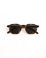 Lentes de sol con montura de carey y lentes oscuros.