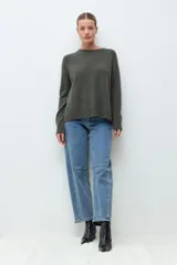 Sweater de tejido de punto con mezcla de cashmere, color beige melange, de cuello redondo, manga larga y corte recto con terminaciones acanaladas.