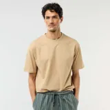 Camiseta lisa de corte oversize y cuello redondo en color beige.