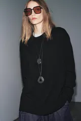 Jersey de corte oversize confeccionado en lana 100%, con cuello redondo y manga larga. Presenta acabados en rib en puños, cuello y ruedo.