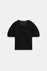 Top de algodón color negro con cuello redondo y mangas cortas abullonadas con terminación elástica.