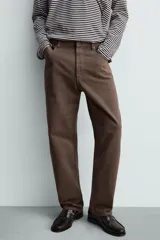 Jeans straight fit de corte recto y tiro medio, confeccionados en denim de algodón con lavado en color gris. Cuenta con cinco bolsillos y cierre frontal con cremallera y botón.