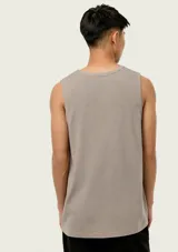 Musculosa de hombre color beige, de corte clásico y sin mangas, con pequeño estampado tipográfico en el pecho.