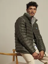 Campera puffer color bordó con cierre frontal y bolsillos laterales con cierre.