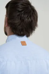 Camisa celeste de manga larga con cuello mao.