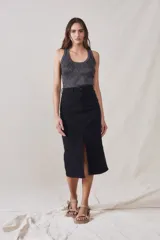 Top de algodón y lurex color beige claro, con escote redondo y tirantes anchos, de calce ajustado al cuerpo y tejido acanalado.