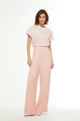 Pantalón de vestir rosado de corte palazzo, con pinzas en la cintura y bolsillos laterales.