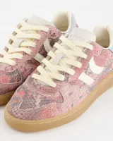 Championes Coolway modelo Goal Pink Mamba con estampado de piel de serpiente en tonos rosados y grises, detalles en cuero marrón y beige, y suela de goma.