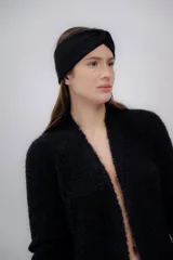 Vincha de lana color beige, tejida a mano, con diseño trenzado en el frente.