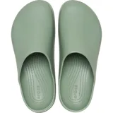 Zueco tipo mule Crocs modelo Dylan, color verde oliva, con diseño minimalista de una sola pieza que imita el cuero de grano completo. Presenta una puntera cerrada y una copa de talón profunda.