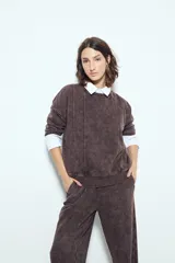 Buzo de calce relajado con efecto lavado color marrón oscuro, costuras verticales a la vista y cuello redondo.