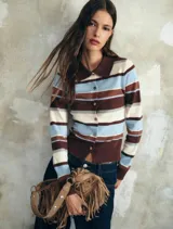 Cardigan de punto con diseño a rayas horizontales en tonos marrón, beige y celeste. Presenta cuello tipo polo, cierre frontal con botones y ajuste al cuerpo.