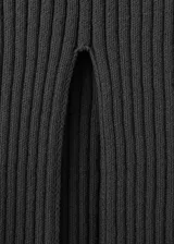 Top de canalé verde oscuro, con cuello perkins, diseño entallado sin mangas y abertura en el escote.