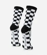 Medias de caña alta con diseño cuadriculado en blanco y negro, con estampas de los personajes Rick y Morty.