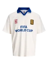 Camiseta de manga corta con cuello tipo polo en color azul, cuerpo en color blanco y calce relajado. Presenta estampados frontales con la leyenda 'FIFA WORLD CUP' y 'CAN MEX USA', junto con un parche conmemorativo del evento.