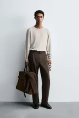 Jersey de cáñamo color negro, de corte regular fit, cuello redondo y manga larga. Los acabados son en rib.