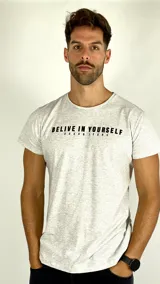Remera de algodón gris jaspeado con cuello redondo y mangas cortas. Presenta un estampado frontal con la frase 'BELIVE IN YOURSELF' y el logo de la marca Duxon Jeans en color negro.