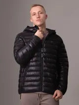 Campera acolchada Calvin Klein color negro, con capucha, cierre frontal con cremallera y bolsillos laterales con cremallera.