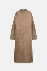 Kimono de la colección ZW de Zara, confeccionado en tejido marrón con acabado satinado. Presenta solapas anchas en tono verde con estampado estilo jacquard y flecos largos colgantes en el frente. Cuenta con mangas largas con puños estampados y bolsillos laterales ocultos.