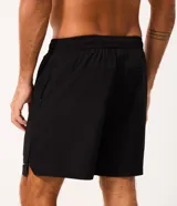 Bermuda deportiva Get Over de color negro, confeccionada en tejido tecnológico de poliéster y elastano, con cintura elástica y recortes frontales.
