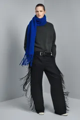 Jersey de cuello redondo y manga larga, confeccionado en hilatura de cashmere 100% con acabados en rib.