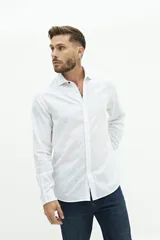 Camisa blanca de manga larga con cuello camisero y botones frontales. Presenta un tejido texturizado de lino y algodón, con un ajuste semi-slim y un pequeño logo bordado en el pecho.