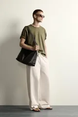 Pantalón de corte wide fit confeccionado en algodón con interior de rizo. Presenta cintura elástica con cordón ajustable y bolsillos laterales.
