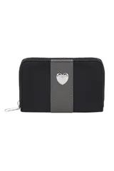 Billetera rectangular con cierre perimetral, color negro con una franja central gris. Presenta un aplique metálico en forma de corazón sobre la franja gris.
