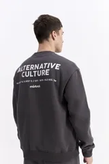 Buzo de algodón con cuello redondo, corte oversize y puños elásticos. Presenta un estampado en la espalda con la frase 'Alternative Culture' y el logo de la marca Mistral.