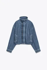 Cazadora estilo bomber confeccionada en tejido denim azul. Presenta cuello subido, cierre frontal con cremallera oculta por solapa, bolsillos laterales de vivo y bajo con acabado elástico.
