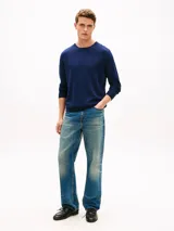 Sweater Tommy Hilfiger de corte regular, confeccionado en mezcla de algodón y lyocell, en color azul marino. Presenta cuello redondo, puños y bajo de punto canalé, y logo bordado en la manga.